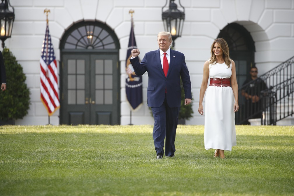 Presidente dos EUA, Donald Trump, chega com a primeira-dama, Melania, para discurso neste sábado (4), Independência do país — Foto: Patrick Semansky/AP Photo