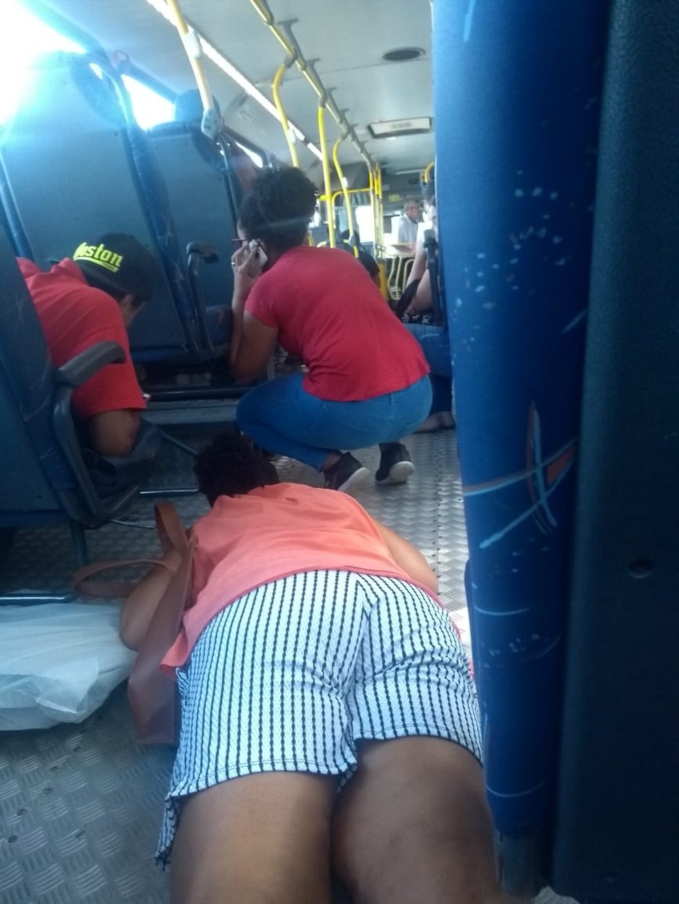Passageiros se deitam no chão de ônibus para se proteger de tiroteio — Foto: Reprodução/Arquivo Pessoal