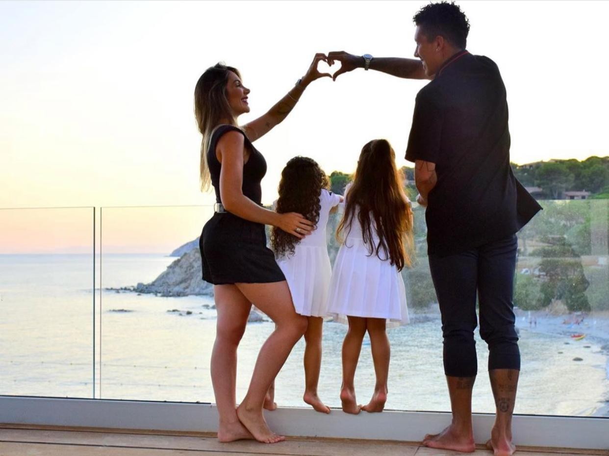 Larissa e Roberto Firmino com as filhas (Foto: Reprodução/Instagram)