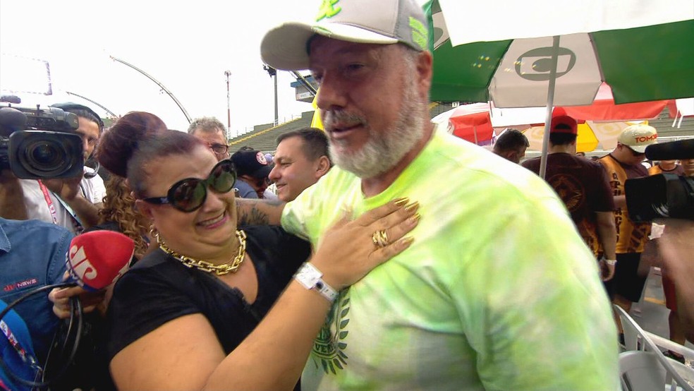 Solange Cruz, da Mocidade Alegre, e Paulo Serdan, da Mancha Verde, se cumprimentam após o fim da apuração do carnaval 2023 — Foto: Reprodução/TV Globo
