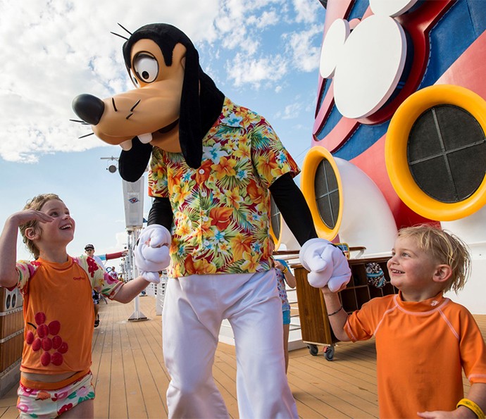 Crianças encontram com os personagens da Disney durante todo o cruzeiro (Foto: Disney Cruise Line)