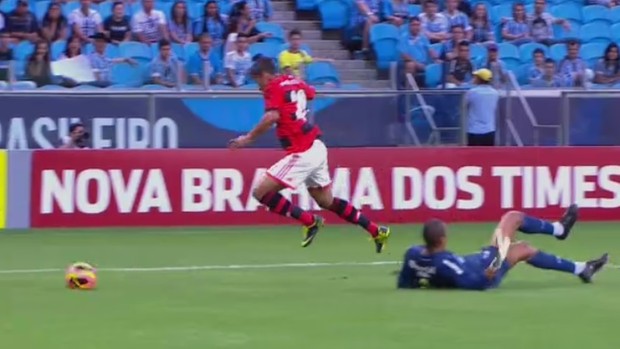 Após cavar pênalti contra Dida, Nixon ganha prêmio de ator da 35ª rodada