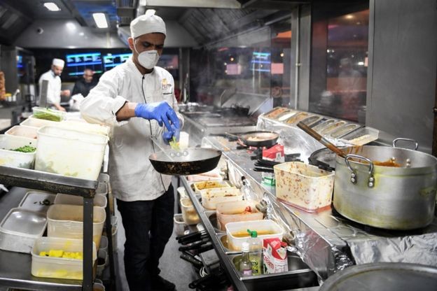 Em muitos lugares, restaurantes só estão autorizados a funcionar para serviços de entrega ou comida para viagem (Foto: Getty Images via BBC)