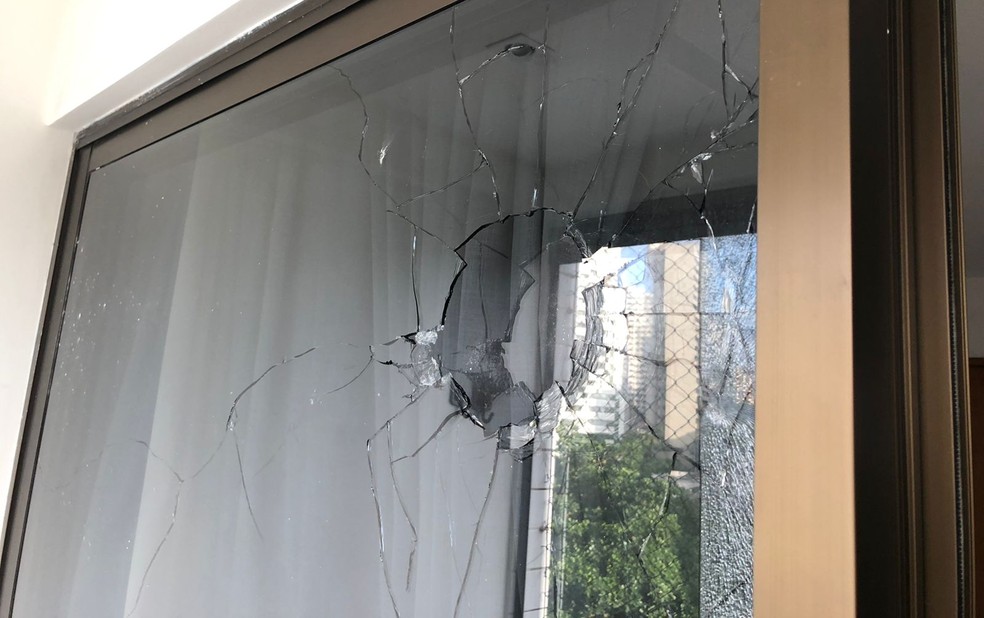 Tiro atingiu janela de apartamento de prédio no Recife — Foto: Reprodução/WhatsApp