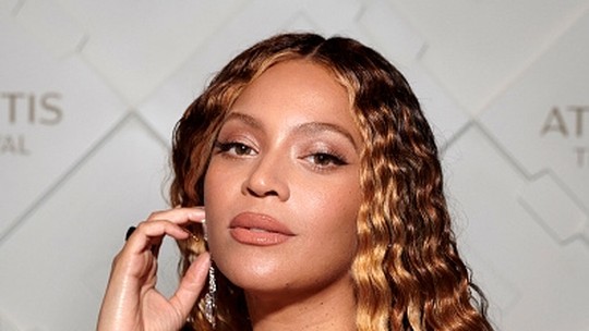 Beyoncé posa estonteante em tapete vermelho pré-show em Dubai