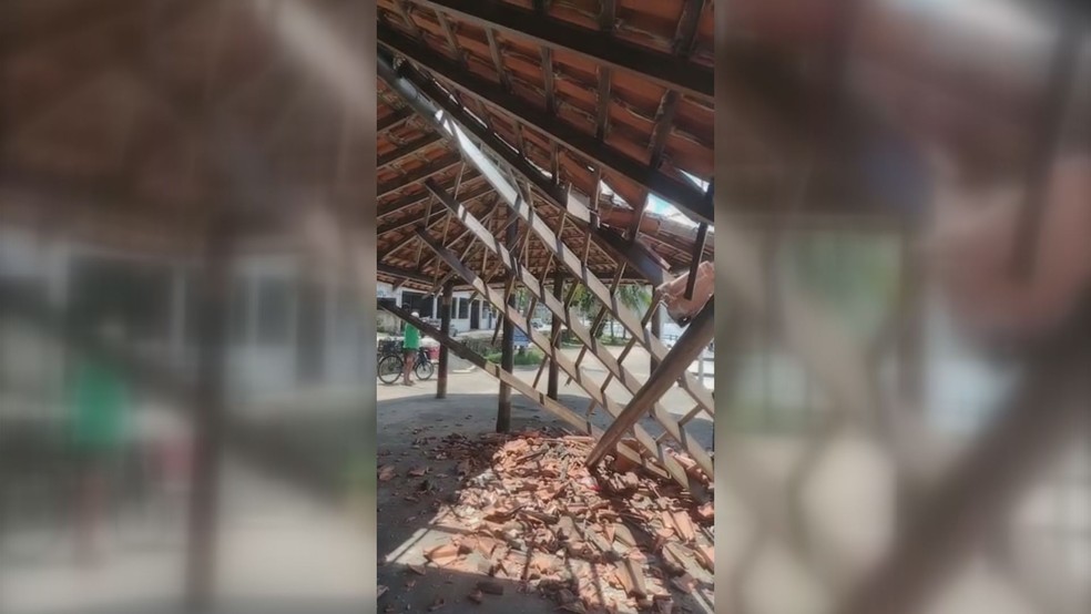 O telhado de uma estrutura no Deck do Pescador de São Vicente, no litoral de SP, desabou na sexta-feira (4) após uma ‘pequena fogueira’. — Foto: Reprodução