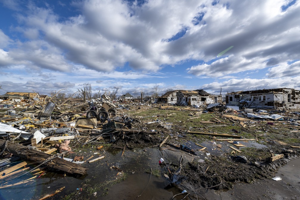 Danos do tornado são vistos em Sullivan, Indiana, Estados Unidos, em 1º de abril de 2023 — Foto: Doug McSchooler/AP