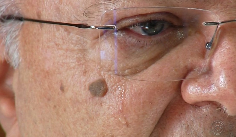 Médico se emocionou ao falar sobre o parto em Marília — Foto: TV TEM / Reprodução 