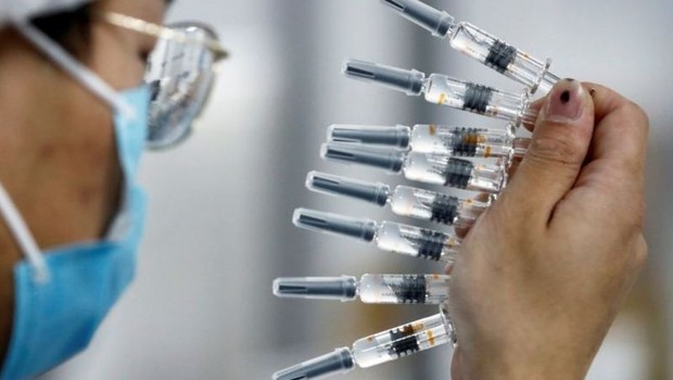 BBC: Funcionário da Sinovac em Pequim; paralisação de testes com vacina chinesa no Brasil foi alvo de controvérsias e diferentes versões (Foto: REUTERS/THOMAS PETER VIA BBC)