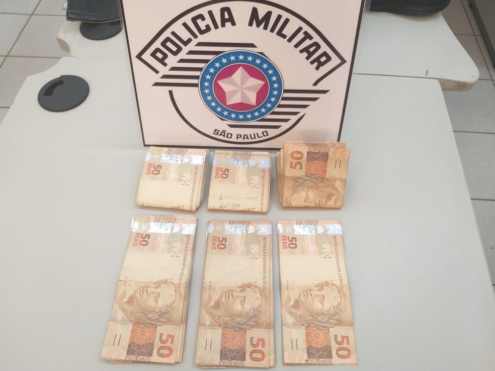 Foram apreendidos R$ 5 mil com os suspeitos de assaltar a casa do prefeito de Arealva  — Foto: Polícia Militar / Divulgação 