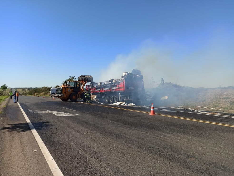 Carga de algodão transportada em carreta pegou fogo em Martinópolis — Foto: Defesa Civil