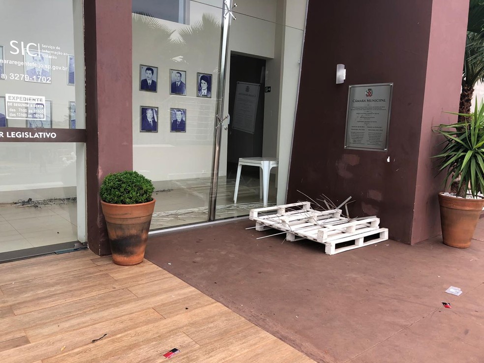 Homem instalava enfeites de Natal na Câmara Municipal de Regente Feijó quando caiu de uma altura de 8 metros — Foto: Paula Sieplin/TV Fronteira