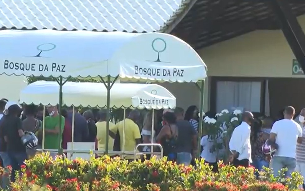 Leneilson Sales, comerciante morto após reclamar de volume de som, foi enterrado nesta segunda (4), em Salvador — Foto: Reprodução/TV Bahia