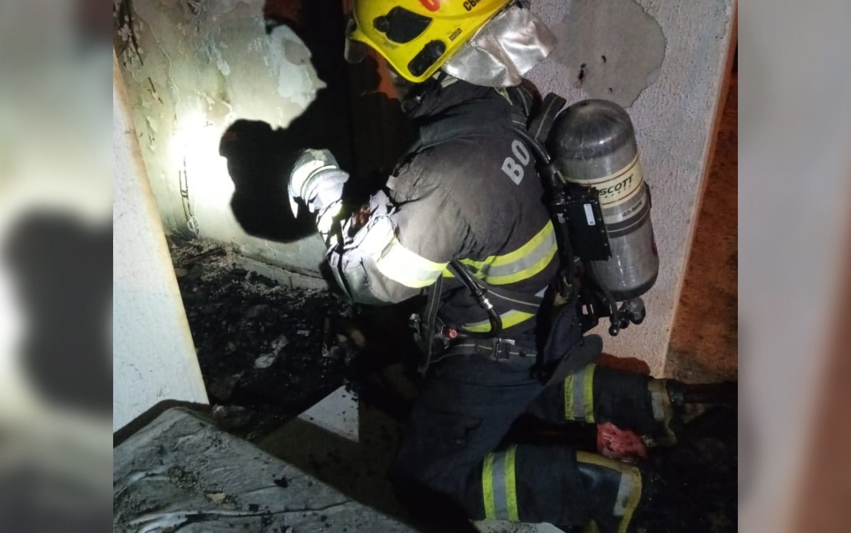 Moradora é resgatada de dentro de casa em chamas, em Águas Lindas de Goiás