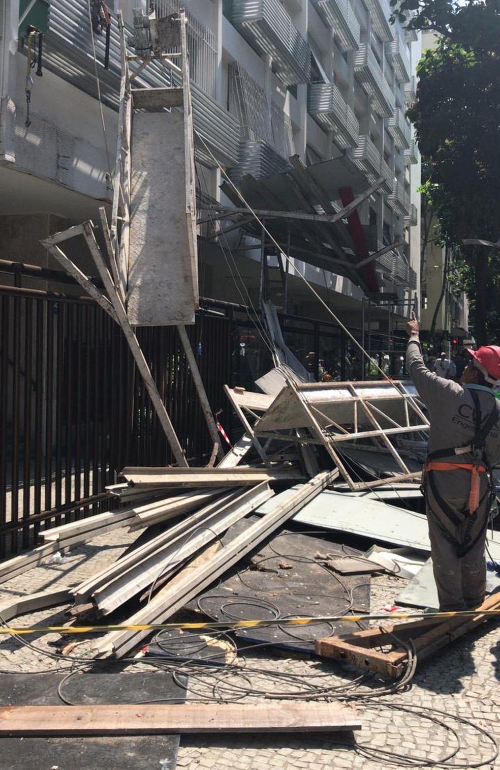 Andaime despenca e deixa feridos no Leblon — Foto: Amanda Luggeri/Arquivo Pessoal