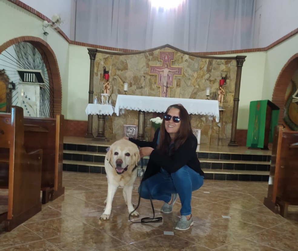 Maria Rosa Delmasso Rodrigues, de Marília (SP), com cão-guia em igreja: autonomia em todas as áreas da vida — Foto: Arquivo pessoal