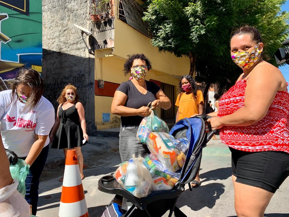 Ação distribui 20 mil máscaras com arte de Os Gêmeos na periferia de Fortaleza — Foto: Wânyffer Monteiro/SVM