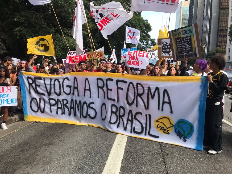 Estudantes fazem ato na Paulista pela manhã desta quarta (15) pela revogação do novo ensino médio — Foto: Abraão Cruz/TV Globo