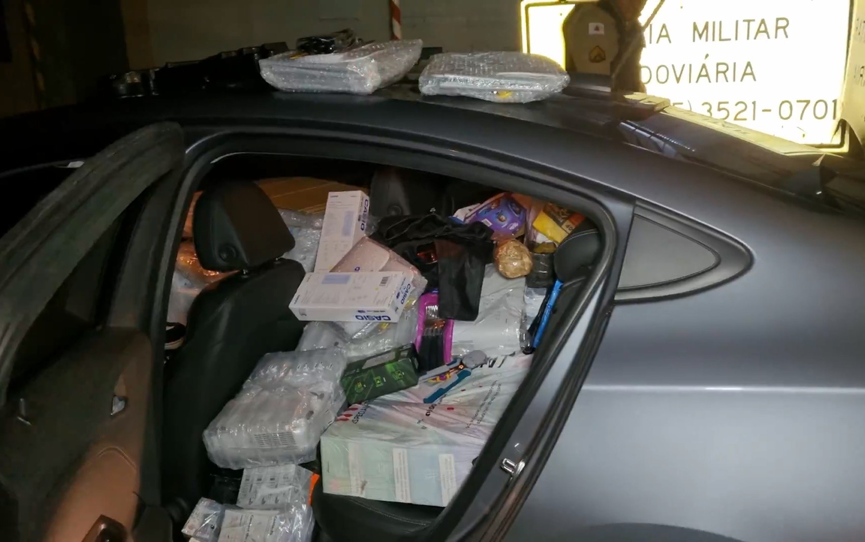 PMR apreende cerca de R$ 100 mil em mercadorias contrabandeadas dentro de carro na MG-050, em Passos, MG