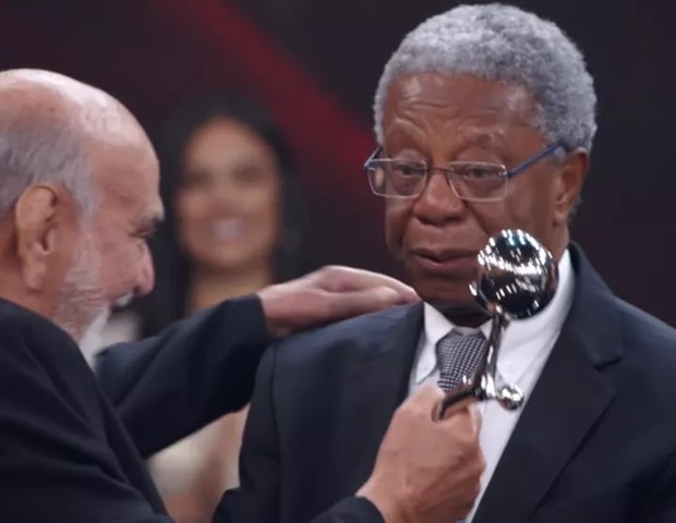 Milton Gonçalves foi homenageado cm o Trofé Mário Lago, na TV Globo, em 2018 (Foto: Reprodução/TV Globo)