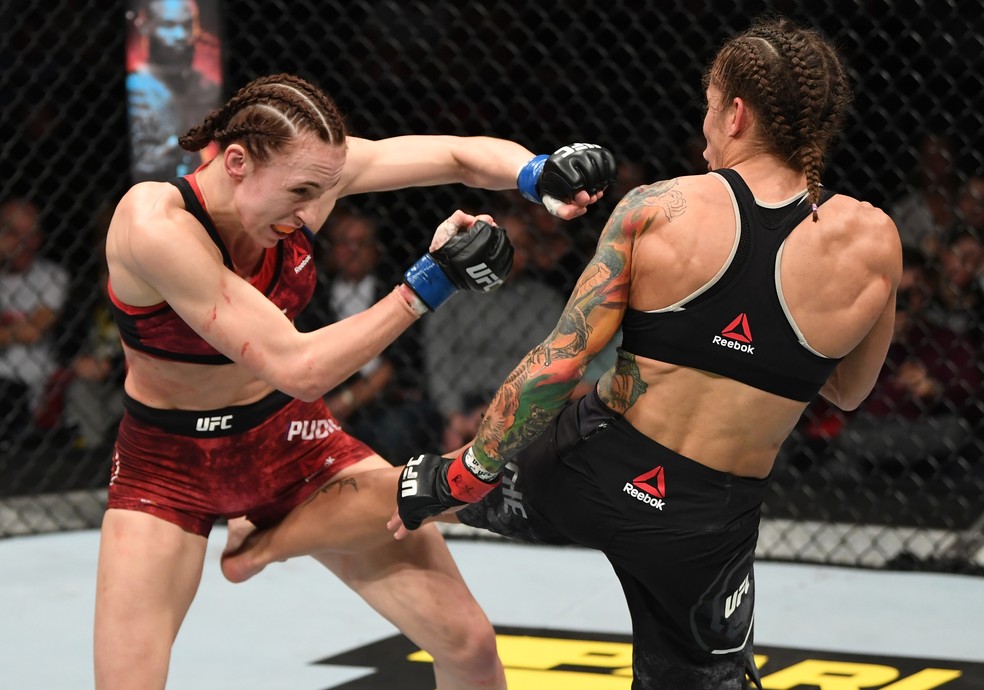 Liz Carmouche acerta um chute em Lucie Pudilova no UFC Praga â?? Foto: Getty Images