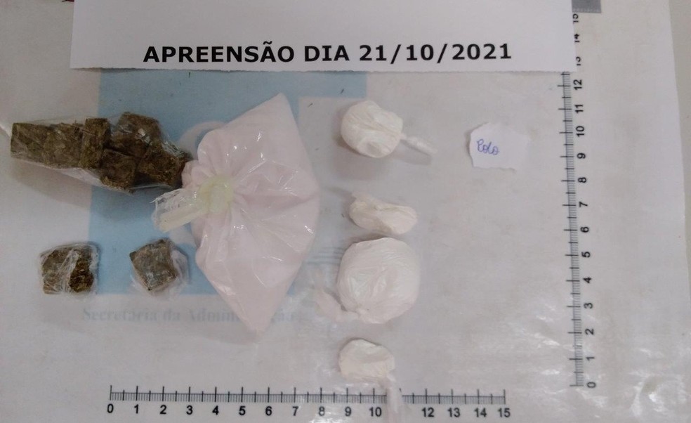  Dentro do pacote foram encontradas 30 gramas de maconha e cocaína em Itapetininga  — Foto: Secretaria da Administração Penitenciária/ Divulgação 