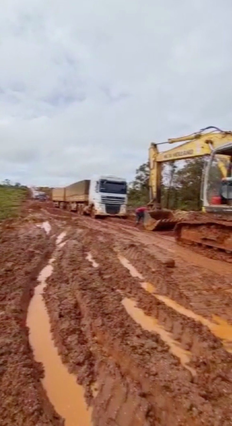 Caminhões atolados em rodovia — Foto: TVCA/Reprodução