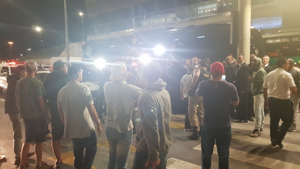 PM e seguranÃ§as protegem o Ã´nibus do AtlÃ©tico-MG  (Foto: Rafael AraÃºjo)