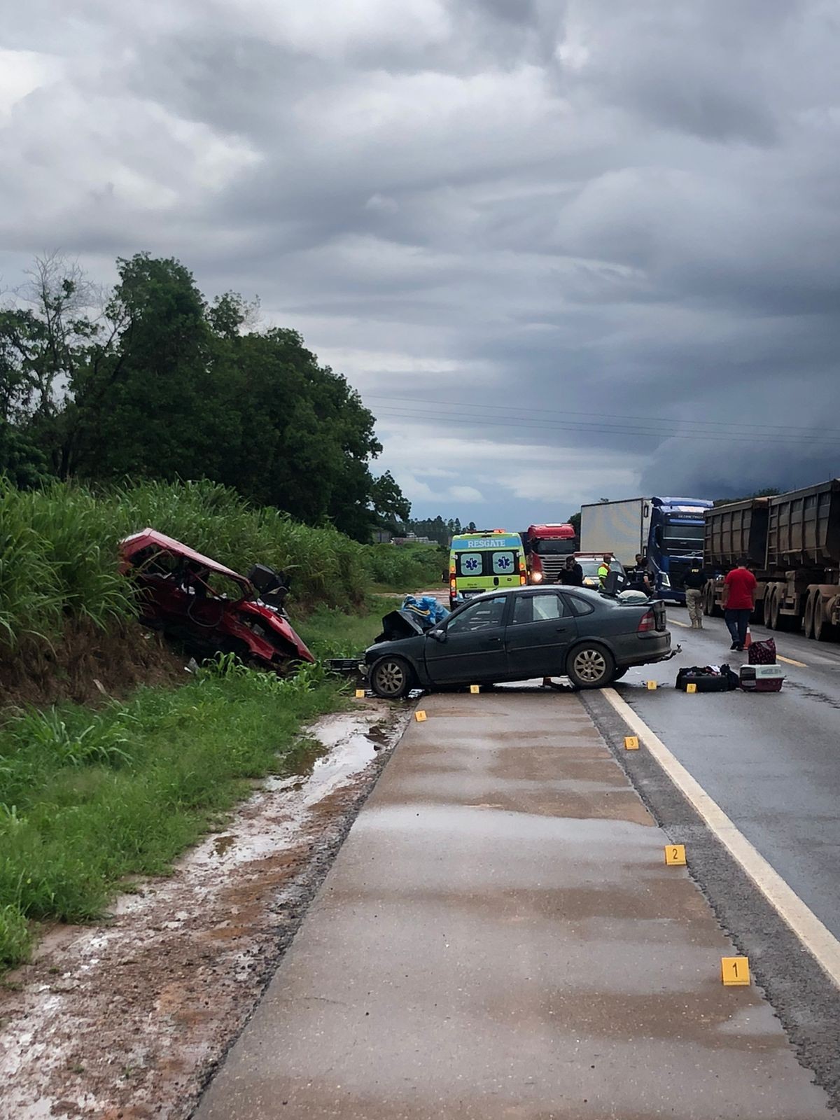 Acidente entre dois carros mata mulher e deixa cinco pessoas gravemente feridas na BR-163 em MT