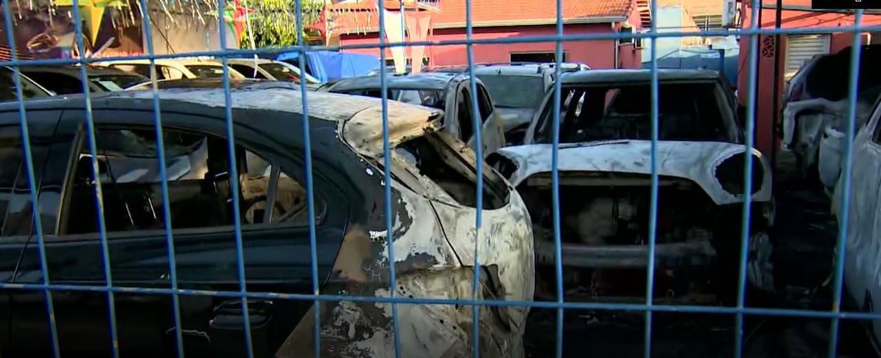 Homem joga explosivos em estacionamento e destrói carros à venda em Campinas; VÍDEO