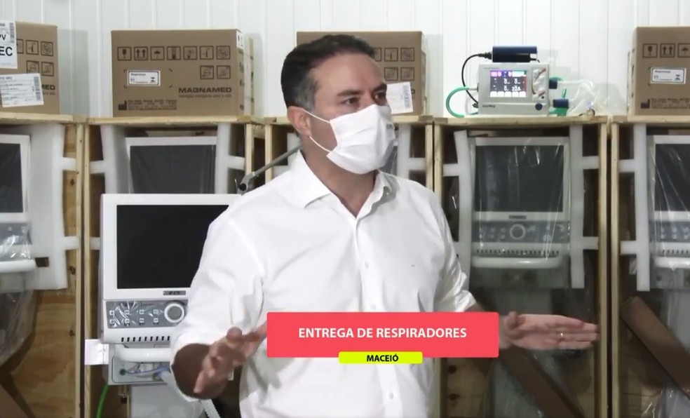 Renan  Filho mostra respiradores que Alagoas recebeu do Ministério da Saúde — Foto: Reprodução/Facebook