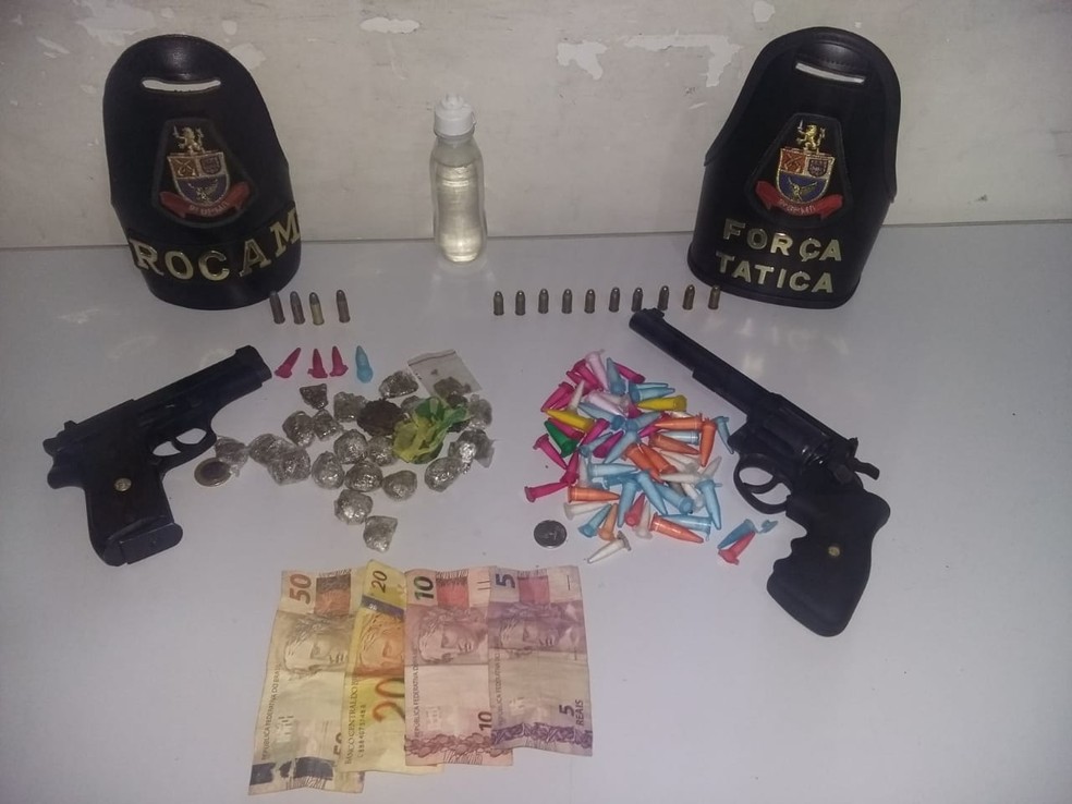 Drogas, armas e muniÃ§Ãµes foram apreendidas com a dupla no baile funk em MarÃ­lia  (Foto: PolÃ­cia Militar / DivulgaÃ§Ã£o )