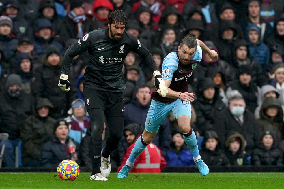 Alisson se destaca no Liverpool pela qualidade com a bola nos pés — Foto: Getty Images