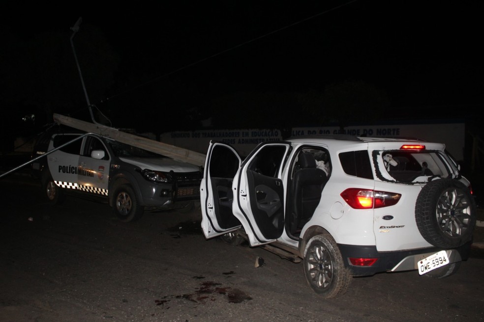 Suspeitos bateram carro roubado e poste caiu sobre viatura da PM em Mossoró, no Oeste potiguar — Foto: Ismael de Sousa