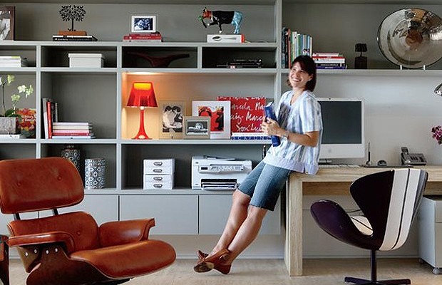 Com nichos, prateleiras e gavetas, a estante do escritório em casa cumpre sua missão sem deixar de ser decorativa também. (Foto: Editora Globo)