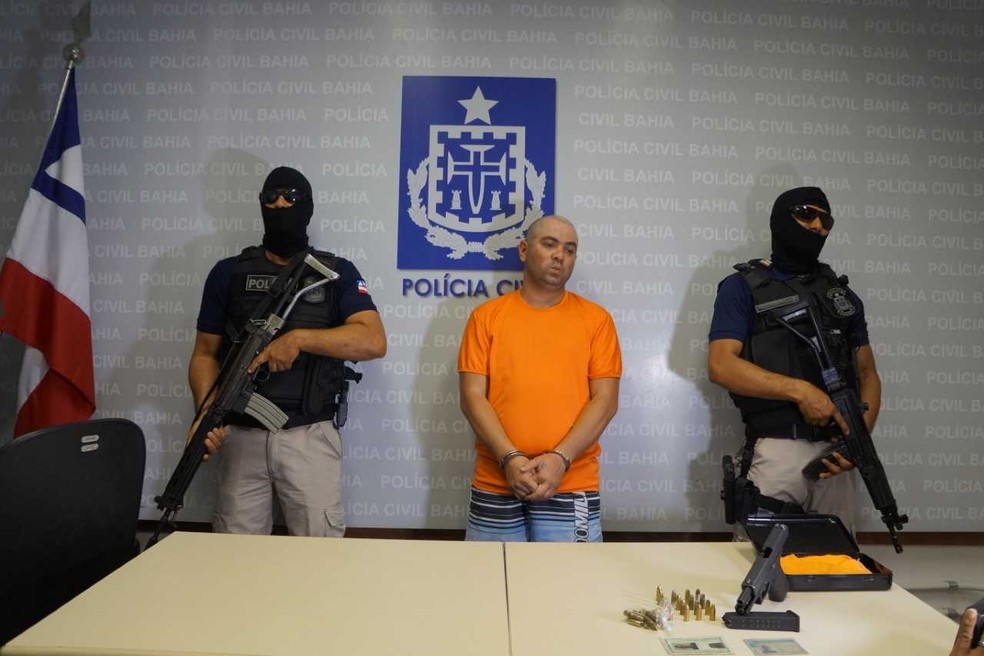Didi foi preso com uma arma, munições e documentos falsos (Foto: Polícia Civil/ Divulgação)