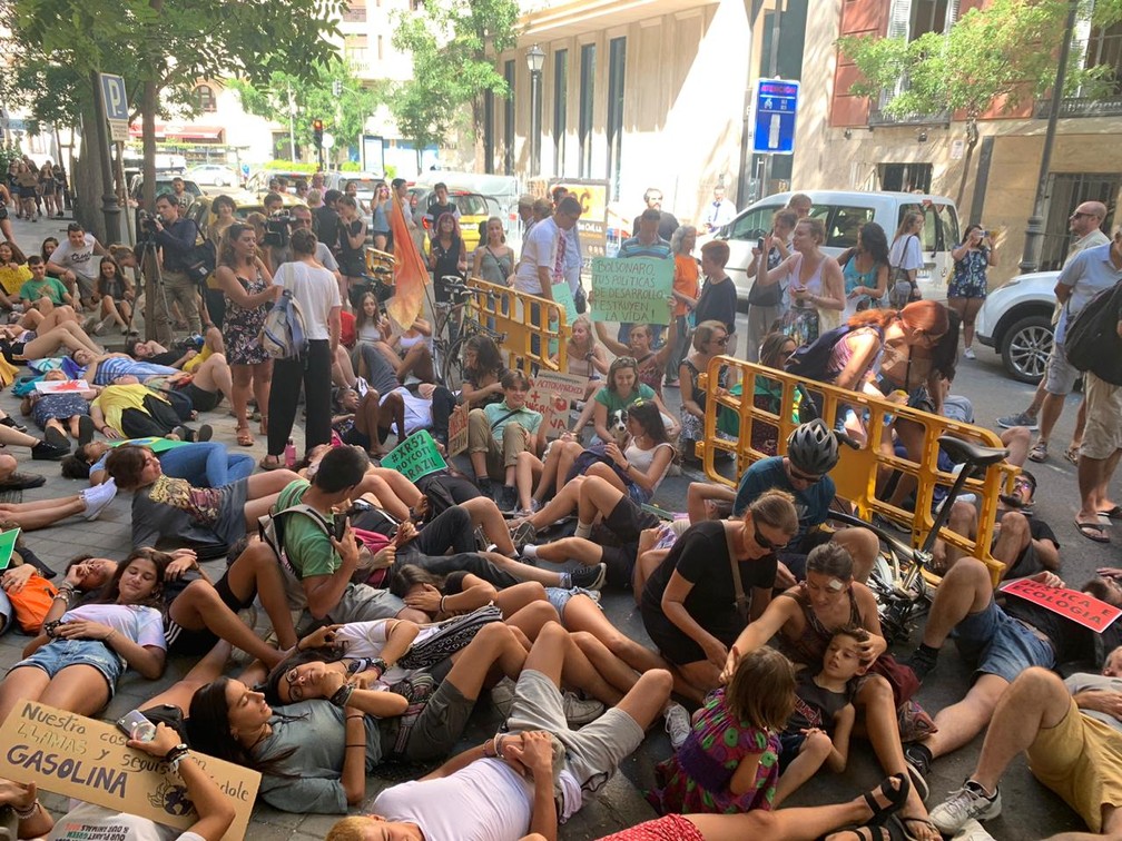 Manifestantes foram Ã s ruas de Madri, na Espanha, nesta sexta-feira (23), para pedir a preservaÃ§Ã£o da AmazÃ´nia. â Foto: Arquivo pessoal/LuÃ­s Lima