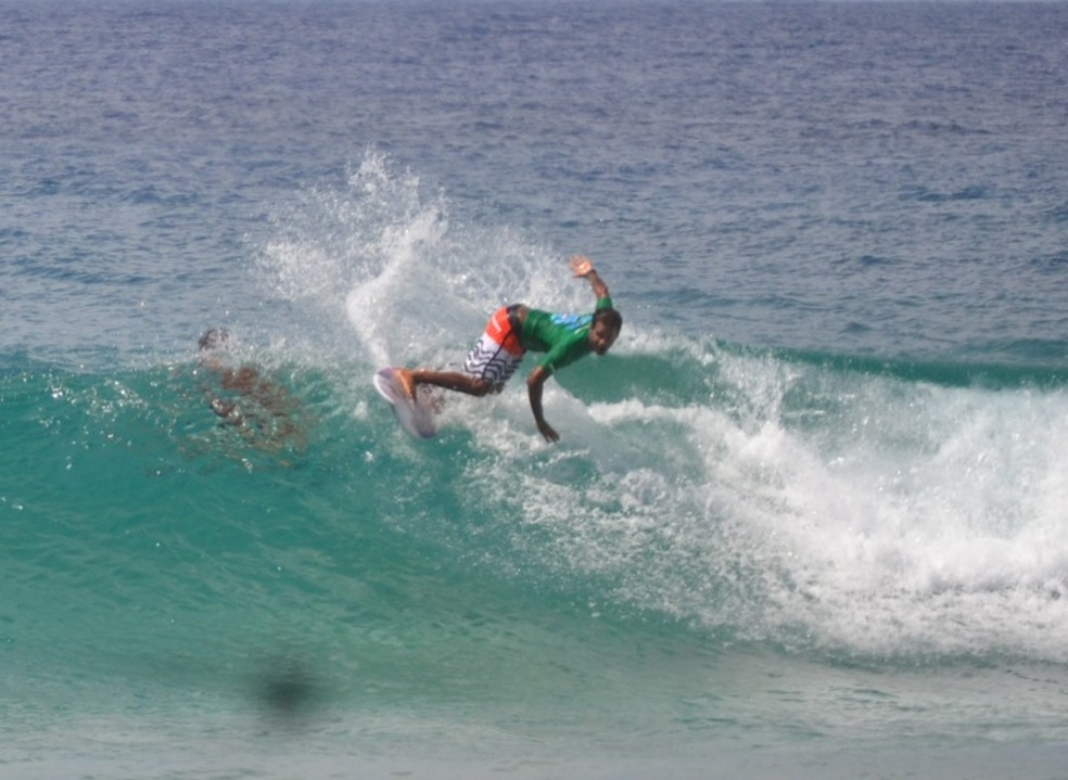 Surfe: prática muito comum nas praias do Brasil — Foto: Projeto Golfinho Rotador