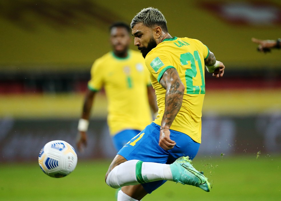 Gabigol em ação contra o Equador — Foto: Diego Vara/Reuters