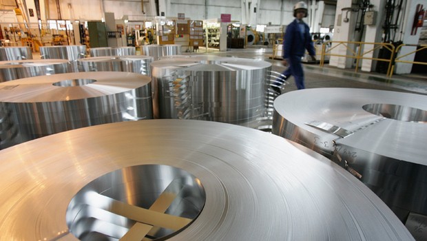 Bobinas de alumínio em fábrica da Alcoa Indústria (Foto: Getty Images)