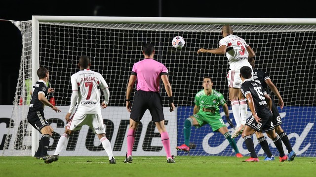 Bruno Alves sobe para marcar primeiro gol do São Paulo