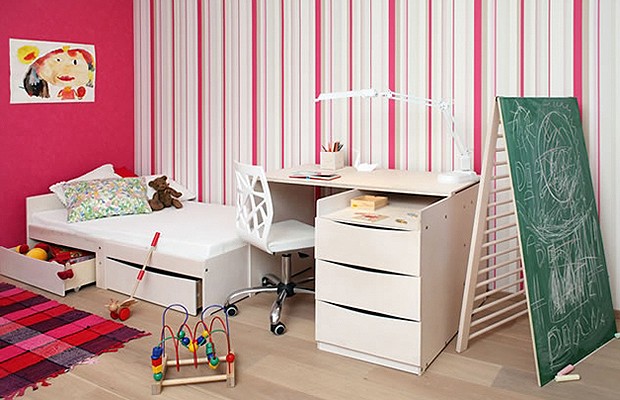 O  berço transformado em um quarto para crianças menores, com cama e escrivaninhas pequenas (Foto: Divulgação)