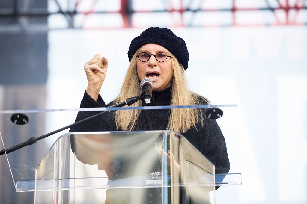 Barbra Streisand discursa no ato em Los Angeles (Foto: Getty Images)