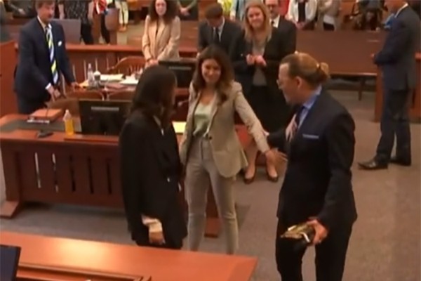 Camille Vasquez e Johnny Depp: TikTokers compilaram vídeos da dupla no tribunal (Foto: Reprodução / TikTok)