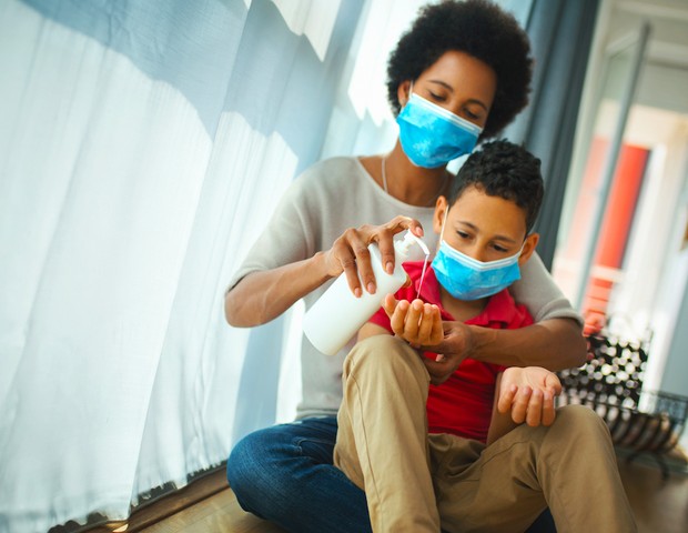 Mãe e filho na pandemia (Foto: Getty Images)