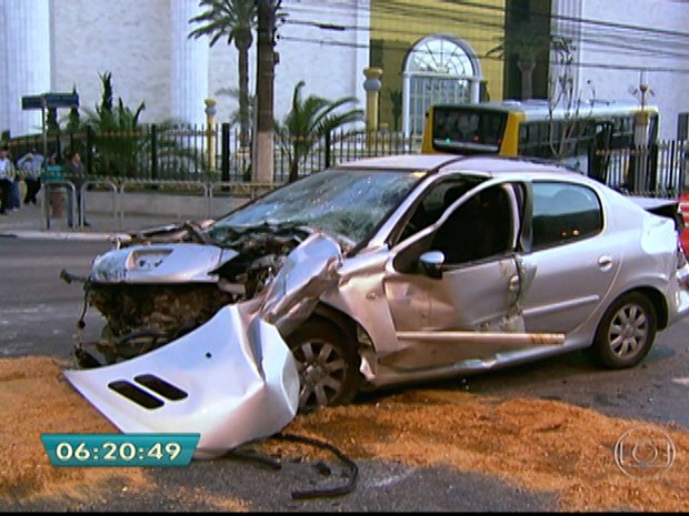 Após colisão, ônibus atinge Templo de Salomão no Brás na madrugada desta terça-feira (19) (Foto: Reprodução/TV Globo)