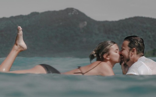 Paulo Vilhena posa com namorada no mar: "Lugar preferido"