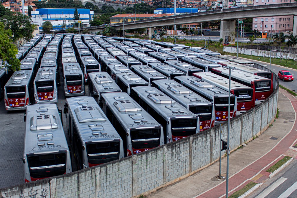 Ônibus estacionados em garagem na Avenida Guido Caloi, Zona Sul de São Paulo, durante a paralização, greve dos motoristas e trocadores de ônibus por melhorias nos salários na cidade de São Paulo. São Paulo, 14 de Junho de 2022. — Foto: VAN CAMPOS/FOTOARENA/ESTADÃO CONTEÚDO