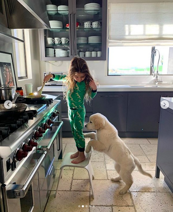 O filho de 5 anos de Kourtney Kardashian brincando em frente ao fogão com o cachorriho da família (Foto: Instagram)