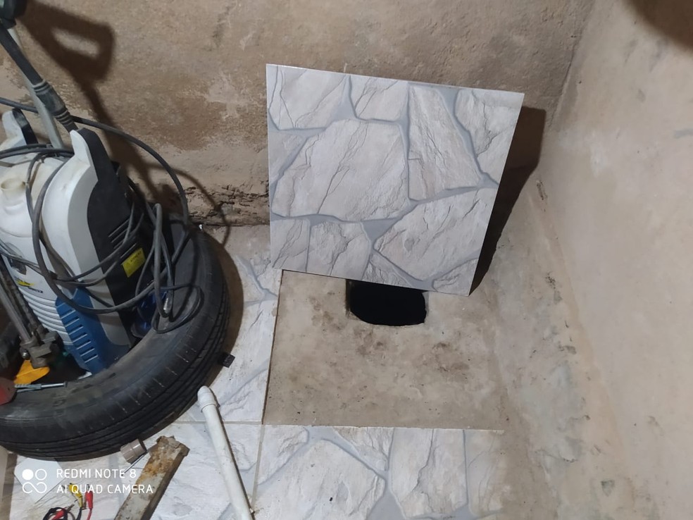 Barras de crack estavam escondidas embaixo de piso — Foto: Polícia Civil/Divulgação